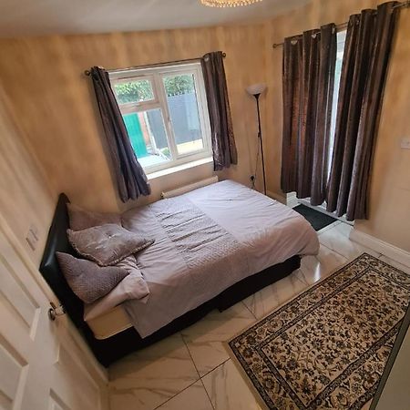 شقة Shaz,S House Cowley  المظهر الخارجي الصورة