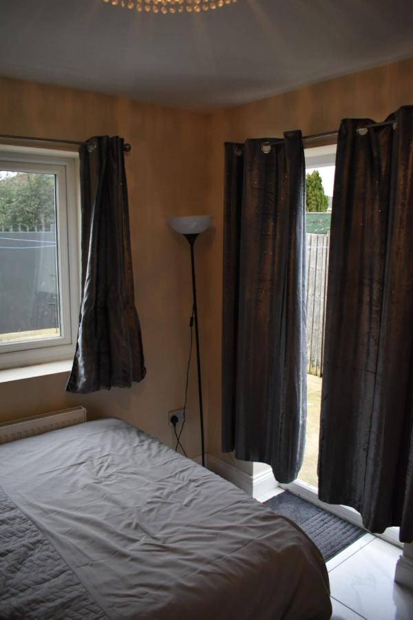 شقة Shaz,S House Cowley  المظهر الخارجي الصورة
